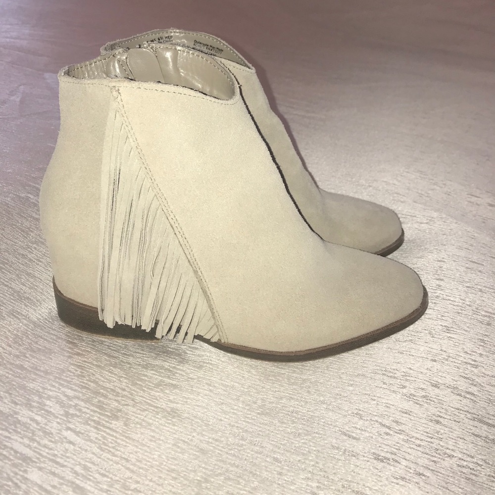 Adorable light gray/beige fringe booties